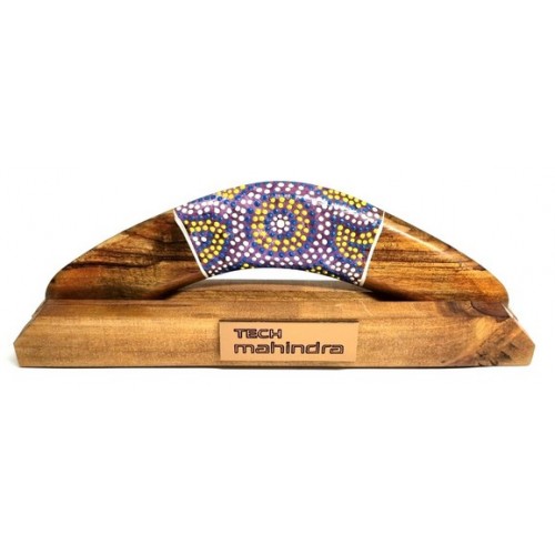 Engraved dot art boomerang + display stand. Various colors, ideal corporate & event gift. Engraved dot art boomerang + display stand. Various colors, ideal corporate & event gift.